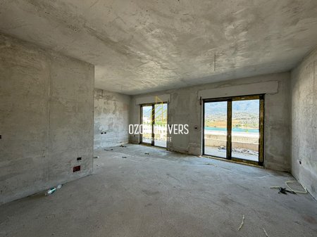 Villa con piscina in vendita a Swan Lake Residence, Lago di Farka!