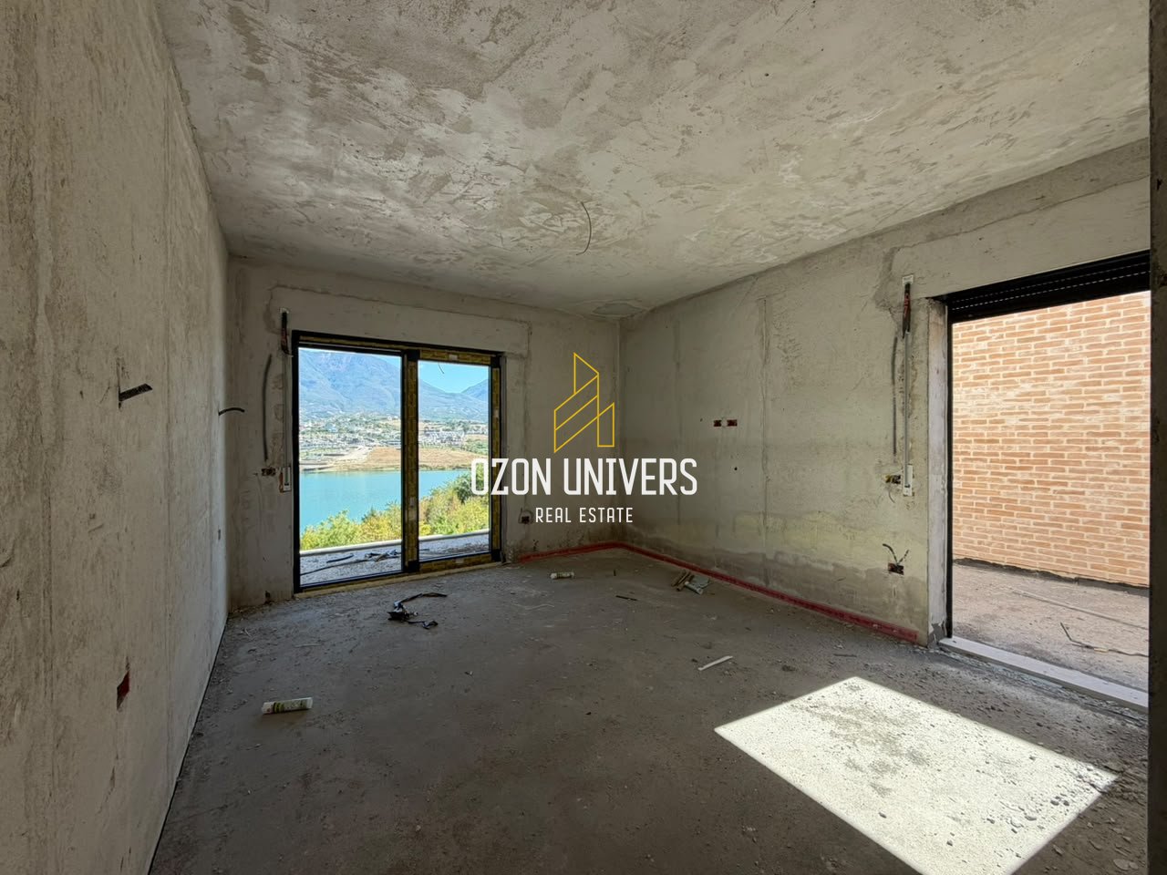 Villa con piscina in vendita a Swan Lake Residence, Lago di Farka!
