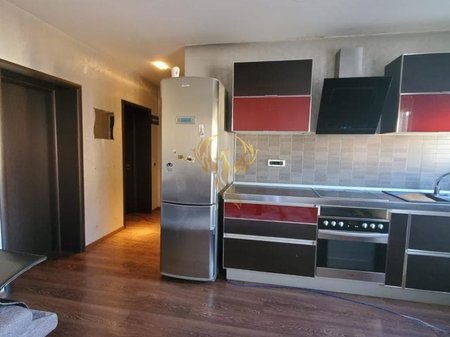 Jepet me qera apartament 2+1 ne fillim te rruges Hoxha Tahsim, perballe me Bar Oslo