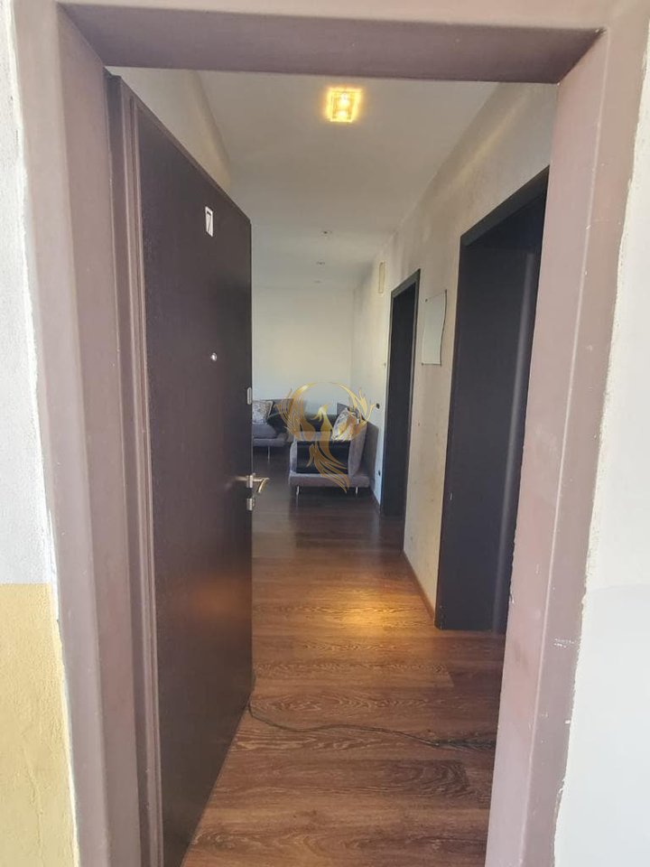 Si affitta appartamento 2+1 all'inizio di via Hoxha Tahsim, di fronte al Bar Oslo.