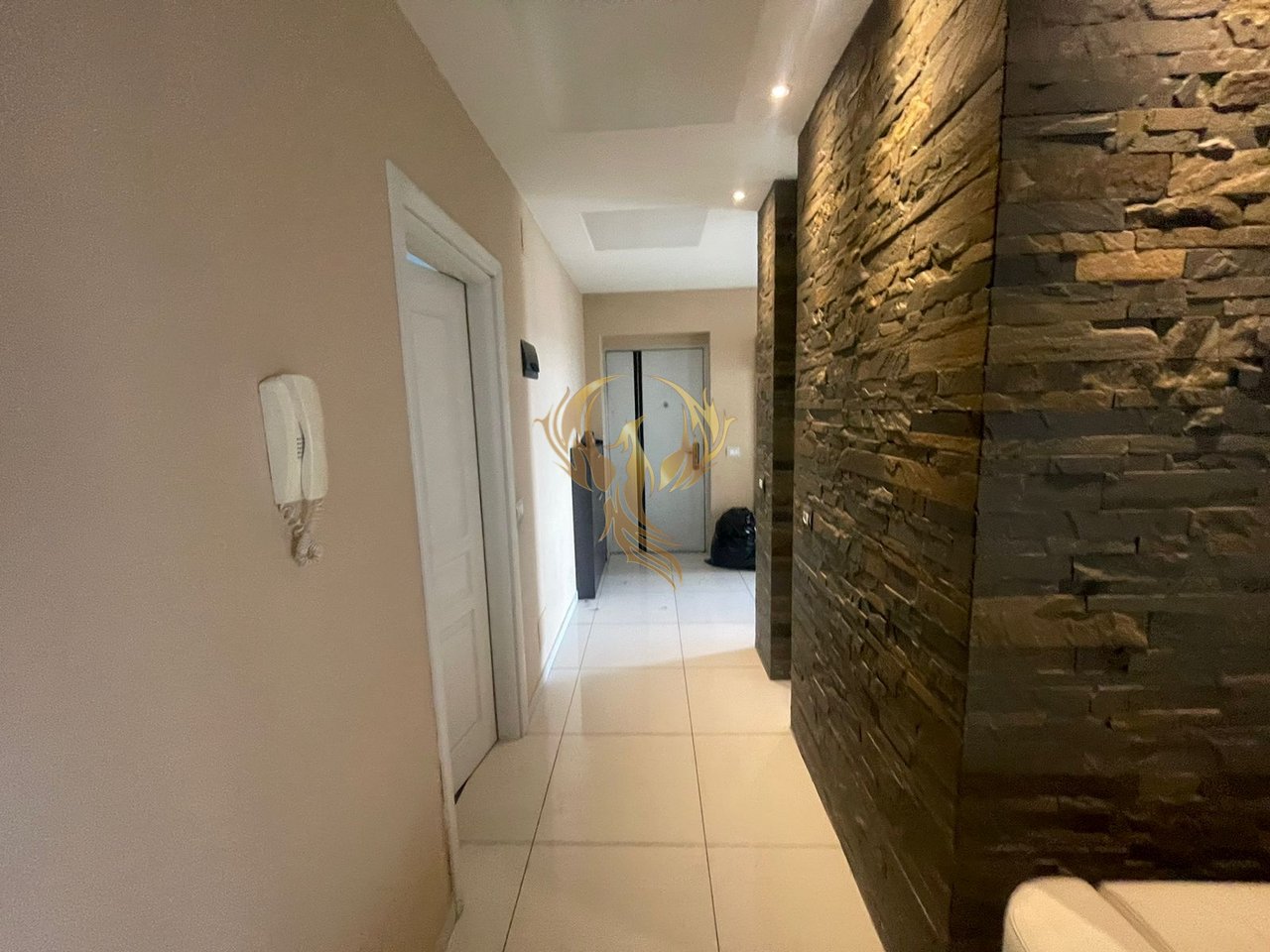Jepet me qera apartament 3+1 i mobiluar ne Laprake prane Intesa San Paolo Bank