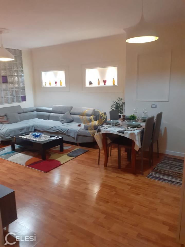 Jepet me qera apartament 1+1 perballe Fakultetit Juridik