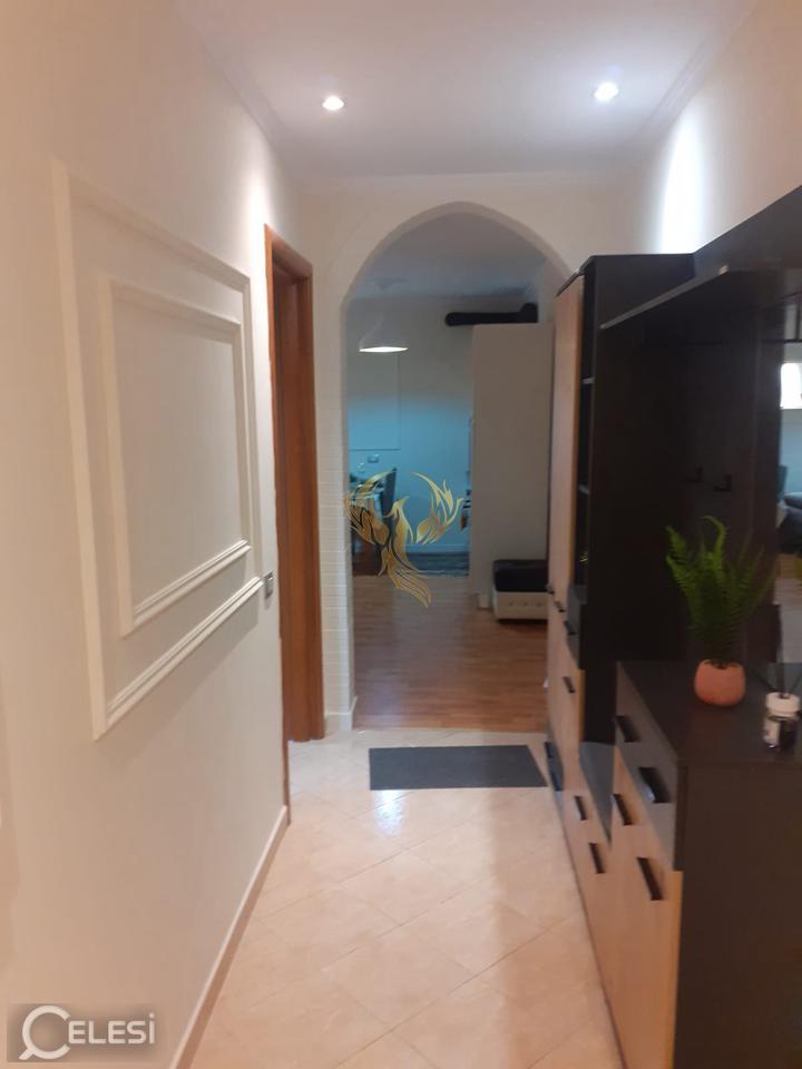 Jepet me qera apartament 1+1 perballe Fakultetit Juridik