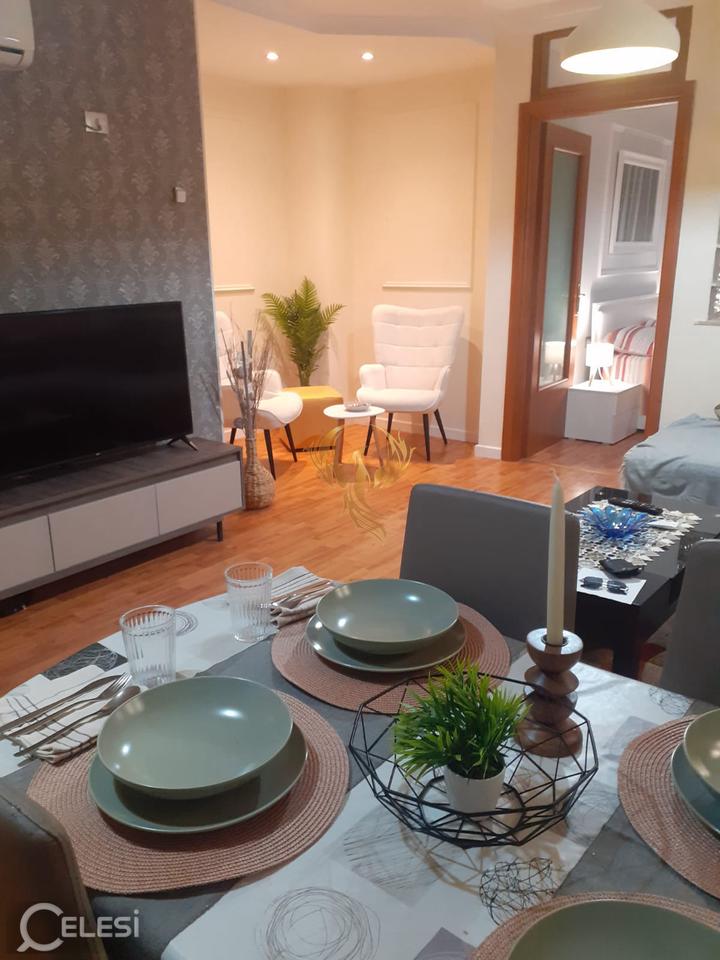 Jepet me qera apartament 1+1 perballe Fakultetit Juridik