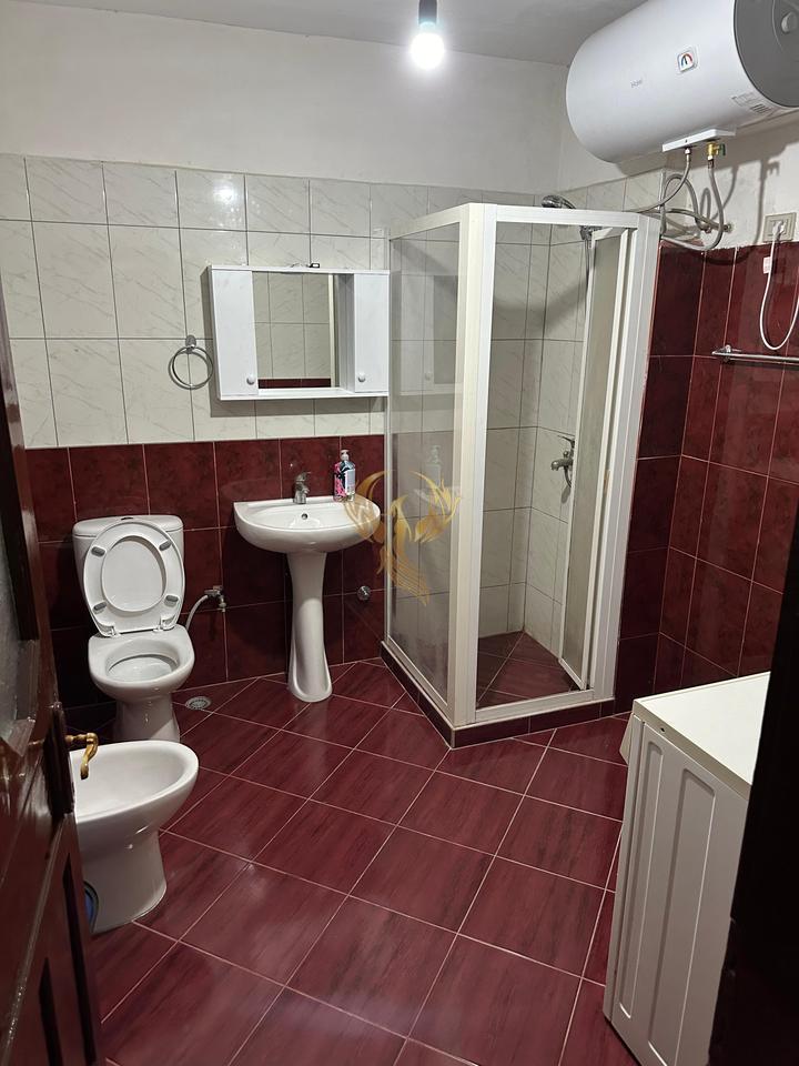 Jepet me qera nje hyrje 1+1 tek Komuna Parisit.