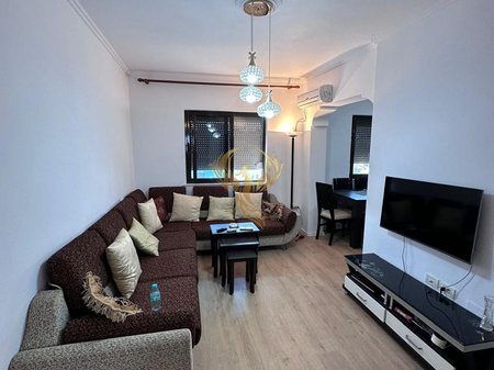 Shitet apartament 2+1+Bllk i restauruar tek Rruga Bardhyl