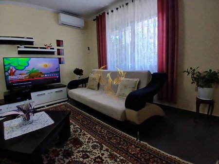 Jepet me qera hyrje kati 2 ne vile private prane Ish Frigoriferit