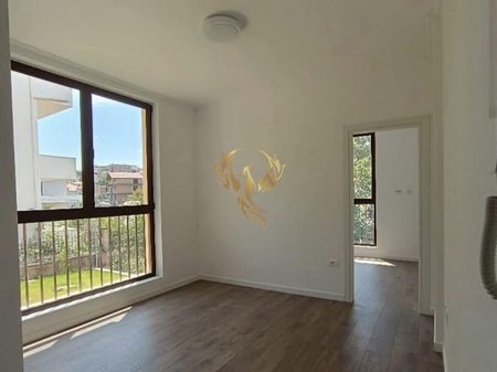Si affitta una villa su 3 piani, in via Elbasani.
