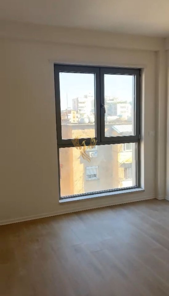Si affitta ambiente 1+1+posto auto vicino alla Scuola Rossa
