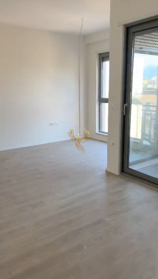 Si affitta ambiente 1+1+posto auto vicino alla Scuola Rossa