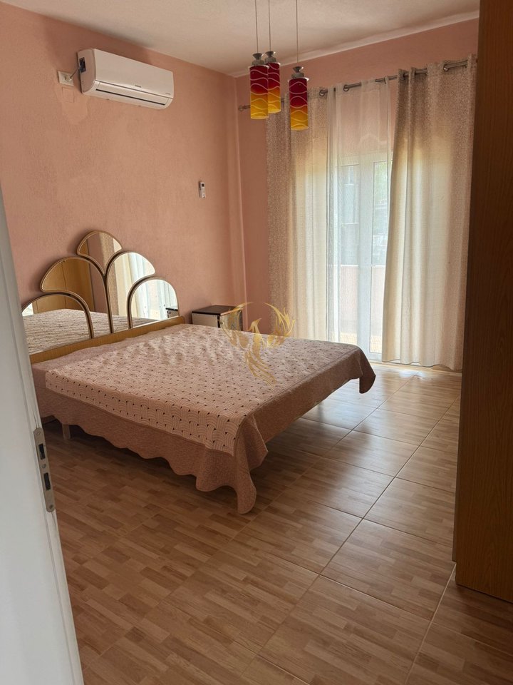 Jepet me qira hyrje 2+1+verande Qytet Student