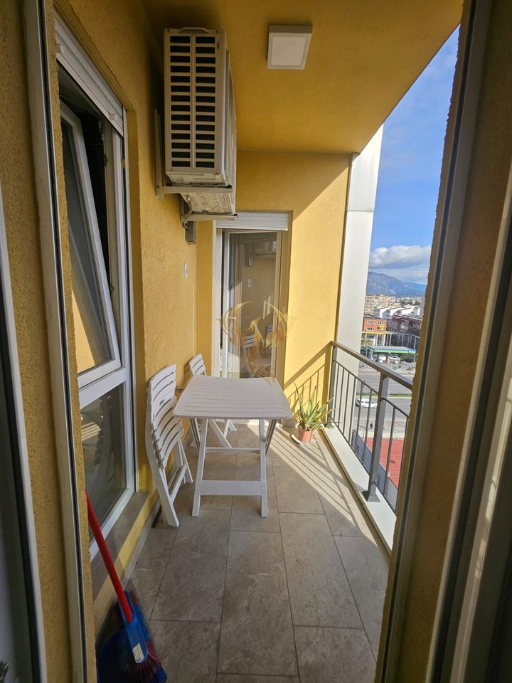 For rent: entrance 2+1+2 near the Old Customs.