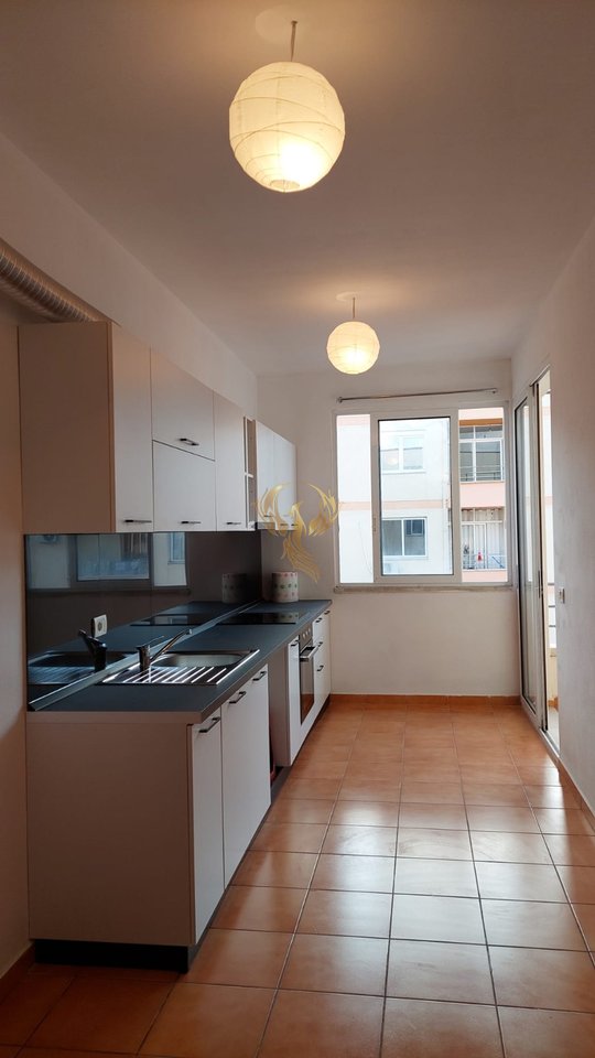 Jepet me qera Apartament 2+1+ kuzhine me vete, Astir