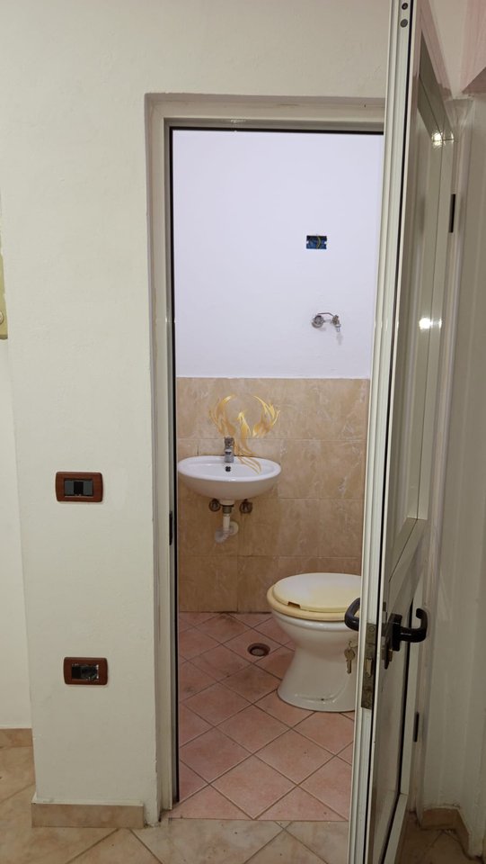 Locale commerciale in affitto a Vilat Gjermane