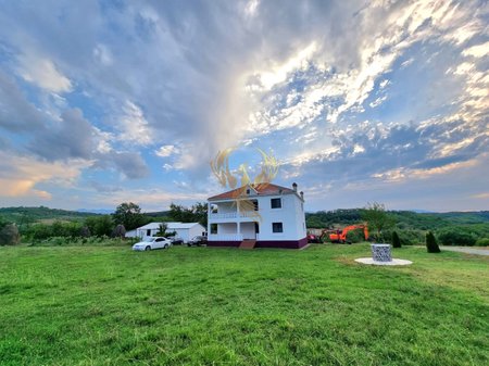 Shitet Vile 2 kateshe e mobiluar +100m2 magazine + 11000m2 Tokë Okazion ne Burrel,