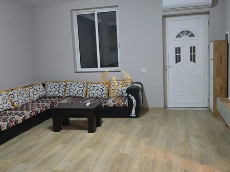 Jepet me qera Hyrje  2+1, Sauk