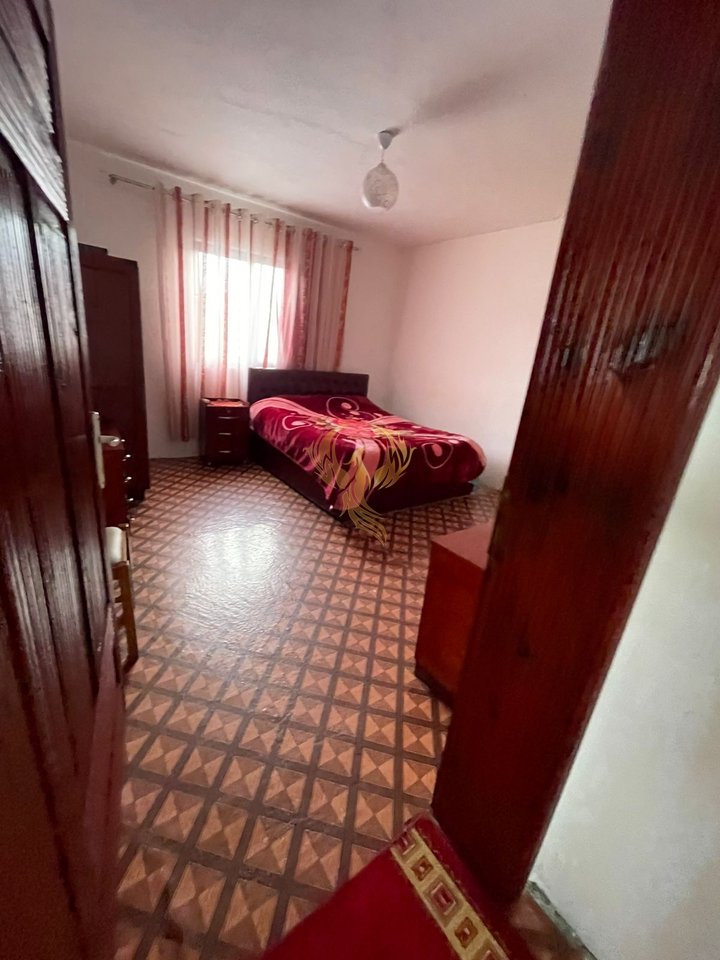 Shitet Vile 2 kateshe e mobiluar +100m2 magazine + 11000m2 Tokë Okazion ne Burrel,