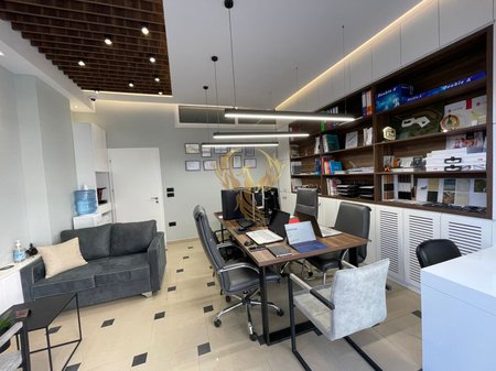 Jepet me qera Ambjent Biznesi tek  rruga Rrapo Hekali