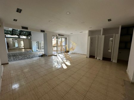 Locale commerciale in affitto in Via Elbasanit