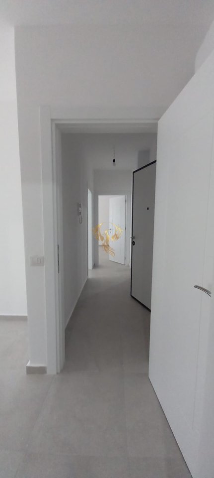 Affittasi appartamento/locale commerciale 2+2+veranda a Univers City