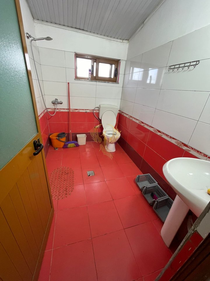 Si affitta appartamento 2+1 a Lapraka, a 5 minuti dall'ospedale militare.