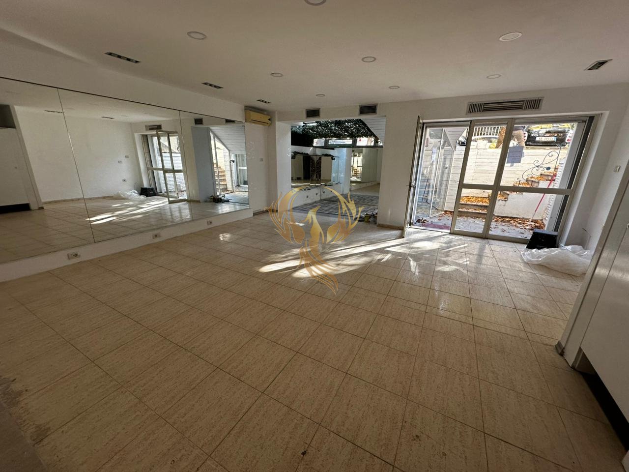 Locale commerciale in affitto in Via Elbasanit