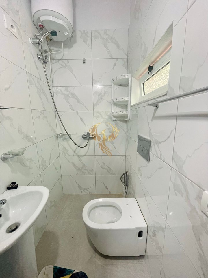 Si affitta monolocale comprensivo di luce/acqua/internet nel blocco.