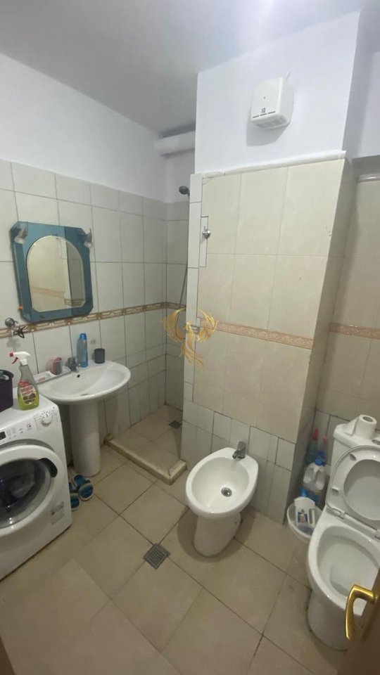 Appartamento 1+1 con balcone chiuso in affitto in via Elbasani