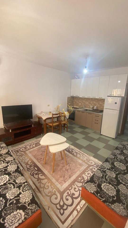 Appartamento 1+1 con balcone chiuso in affitto in via Elbasani