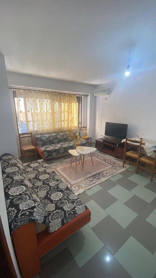 Appartamento 1+1 con balcone chiuso in affitto in via Elbasani