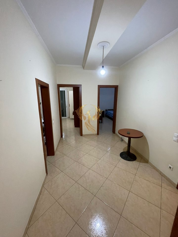 Jepet me qera hyrje 2+1 e mobiluar, tek rruga e burgut, Okazion