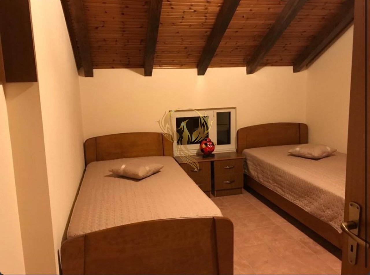 A 3+1 entrance is for rent in Xhamllik.