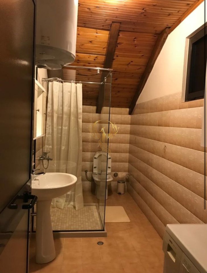 A 3+1 entrance is for rent in Xhamllik.