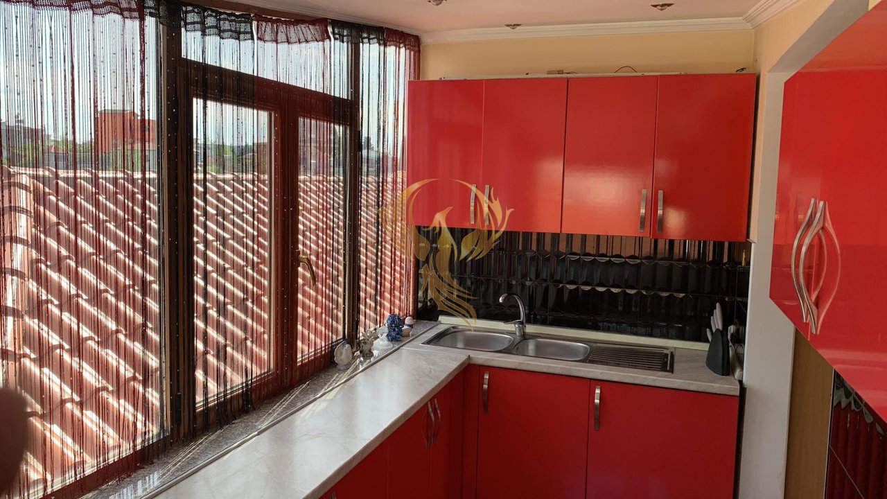 Affittasi ingresso 2+1 vicino al Mercato Elettrico di Shkoza