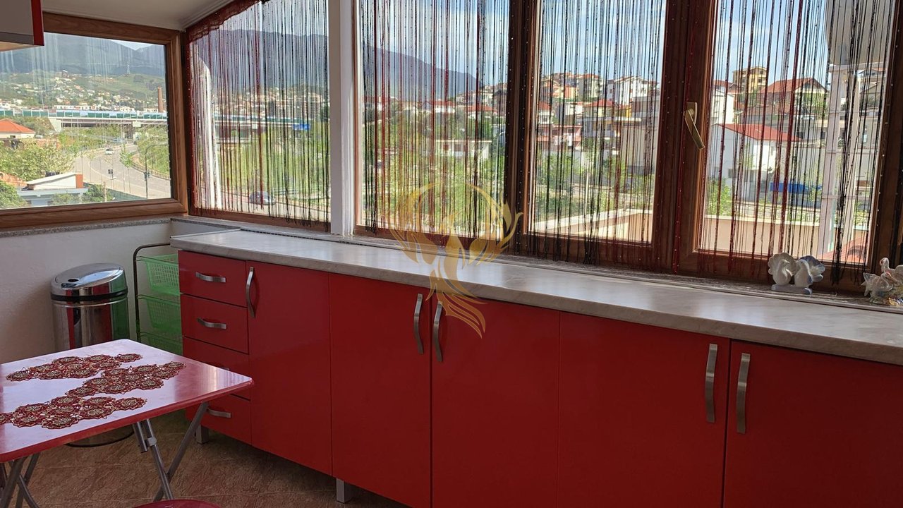 Affittasi ingresso 2+1 vicino al Mercato Elettrico di Shkoza