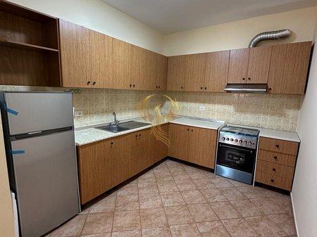 Jepet me qira apartament 2+1+2+2Bllk tek Komuna Parisit