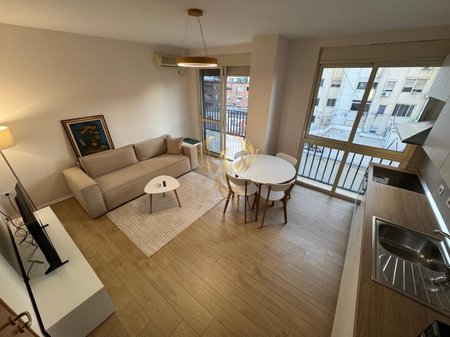 Jepet me qera Apartament  1+1,  Qender
