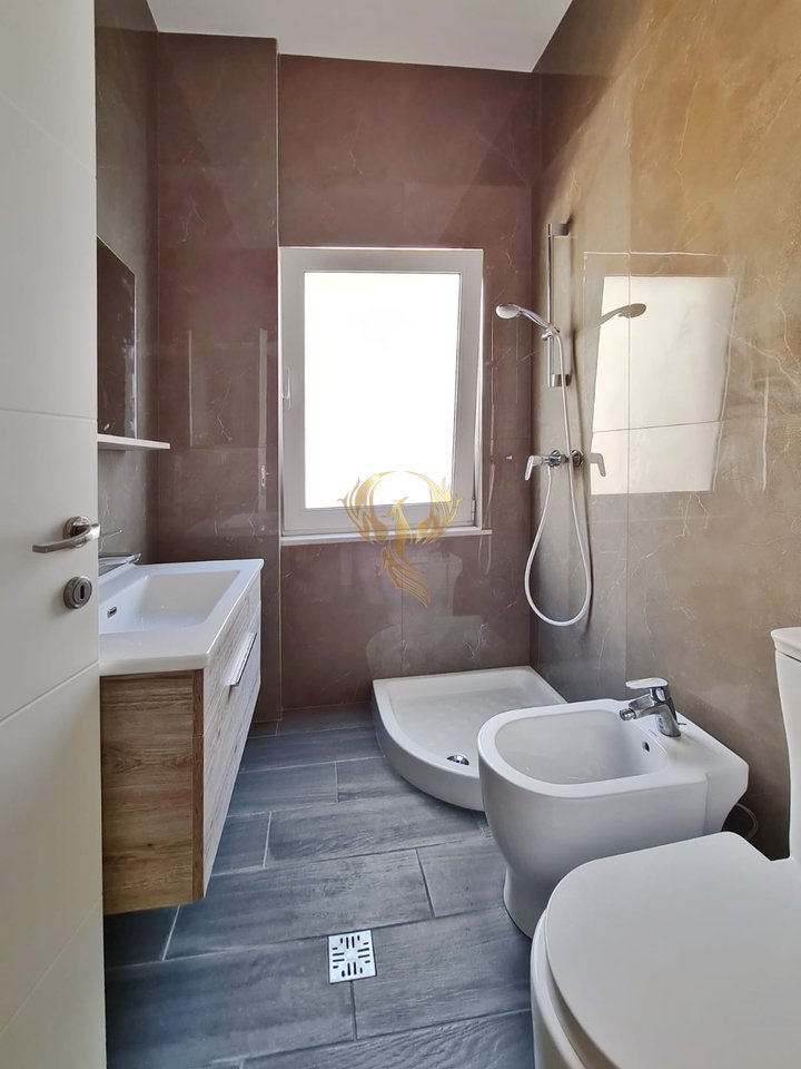 Appartamento 4+1 in affitto, Komuna e Parisit