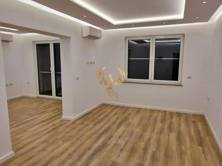 Jepet me qira apartament qe jepet per banim ose per biznes 3+1+Bllk tek Kafe Flora