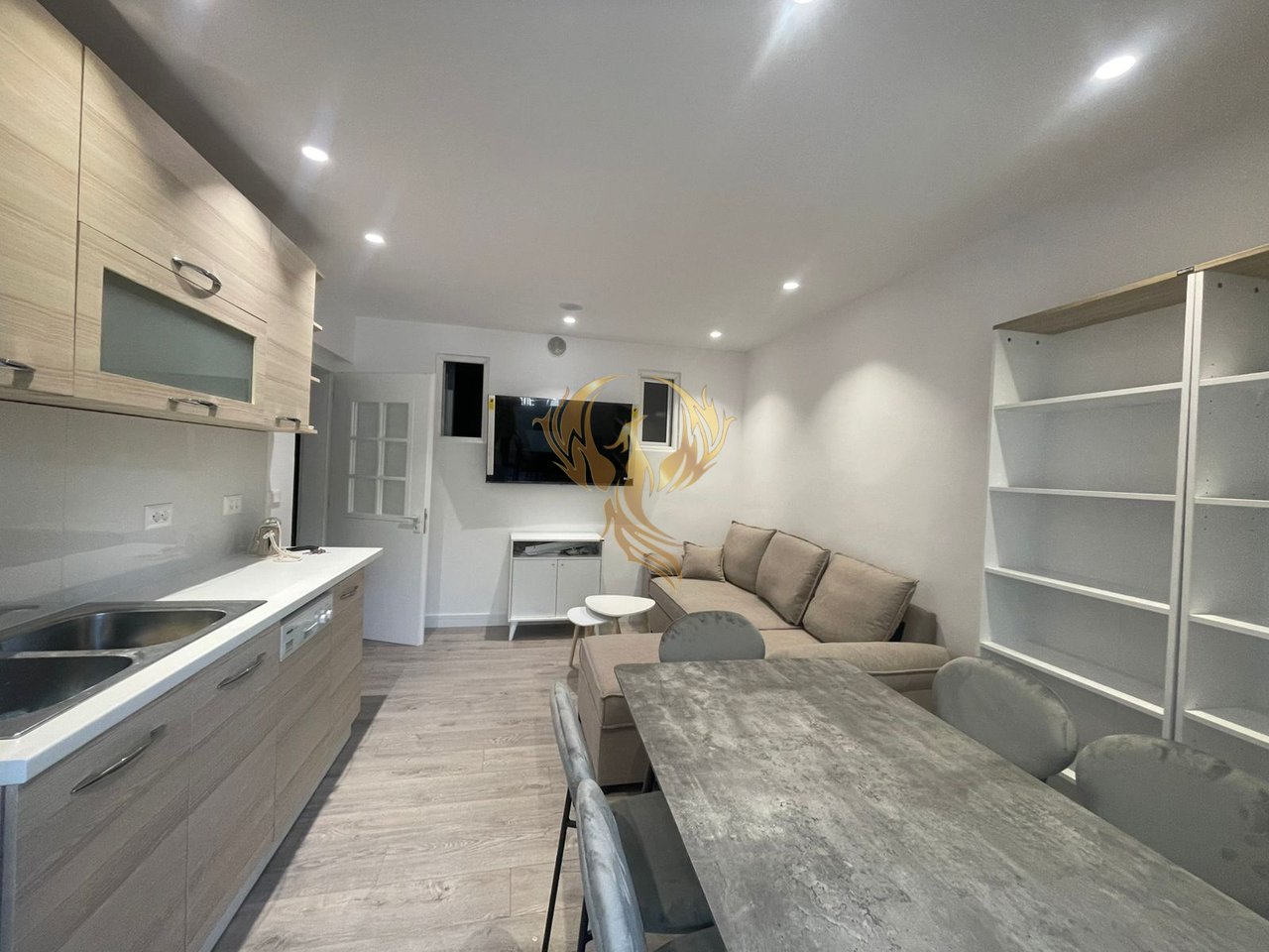 Jepet me qera apartament 1+1 Ish stacioni i trenit