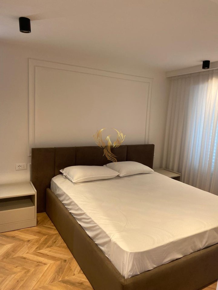 Jepet me qera Hyrje  2+1 Mbi Tregun Elektrik