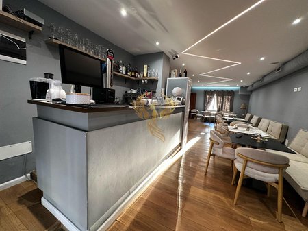 Shitet biznes, bar-restorant tek Komuna Parisit