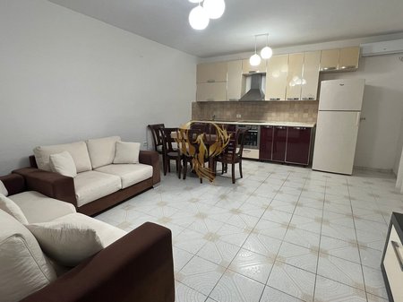 Jepet me qera shtëpi private një katëshe 2+1 Kombinat