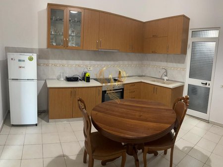 Jepet me qera hyrje 1+1+verandë Pazari i Ri