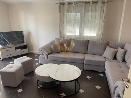 Jepet me qera apartament 3+1+2 ne Sauk te vjeter