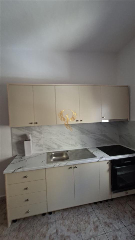 Jepet me qera apartament 1+1  ne katin e 2 te nje vile