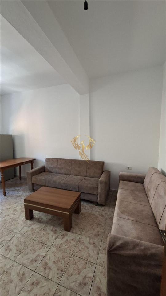 Jepet me qera apartament 1+1  ne katin e 2 te nje vile
