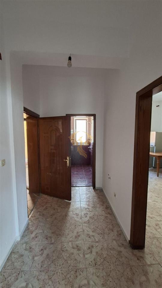 Jepet me qera apartament 1+1  ne katin e 2 te nje vile
