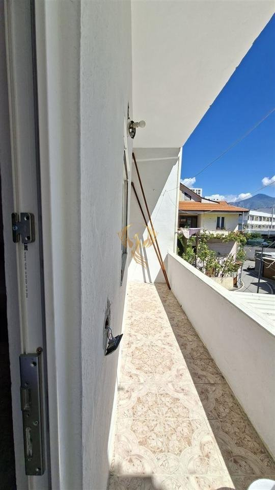 Jepet me qera apartament 1+1  ne katin e 2 te nje vile