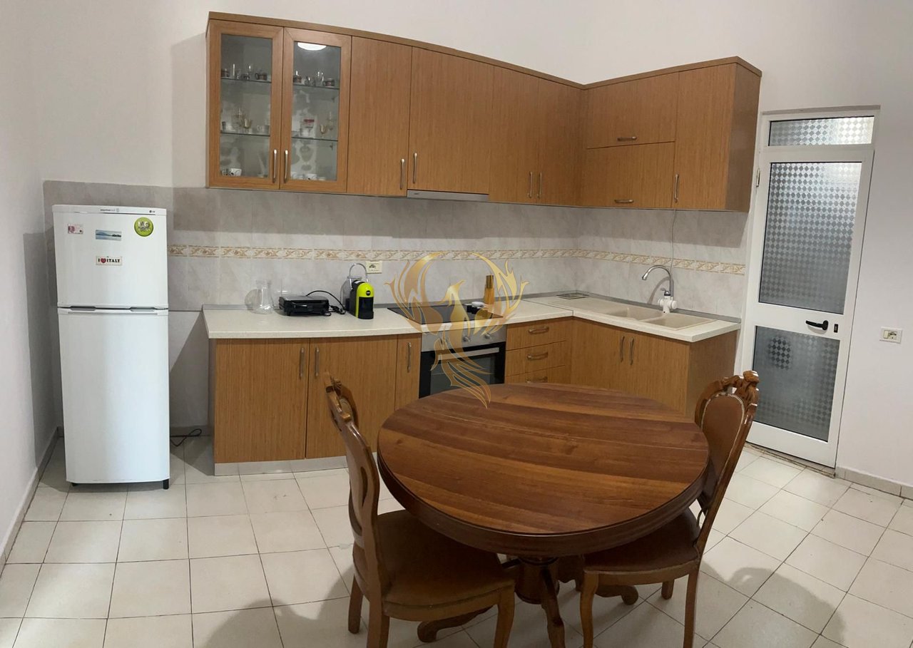 Jepet me qera hyrje 1+1+verandë Pazari i Ri